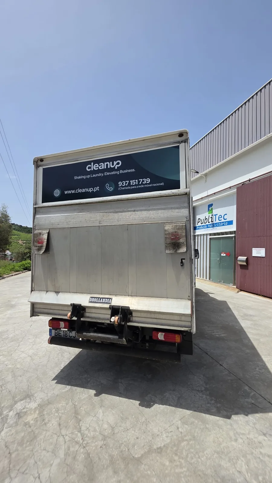 Camião Cleanup — traseira exterior com Publitec