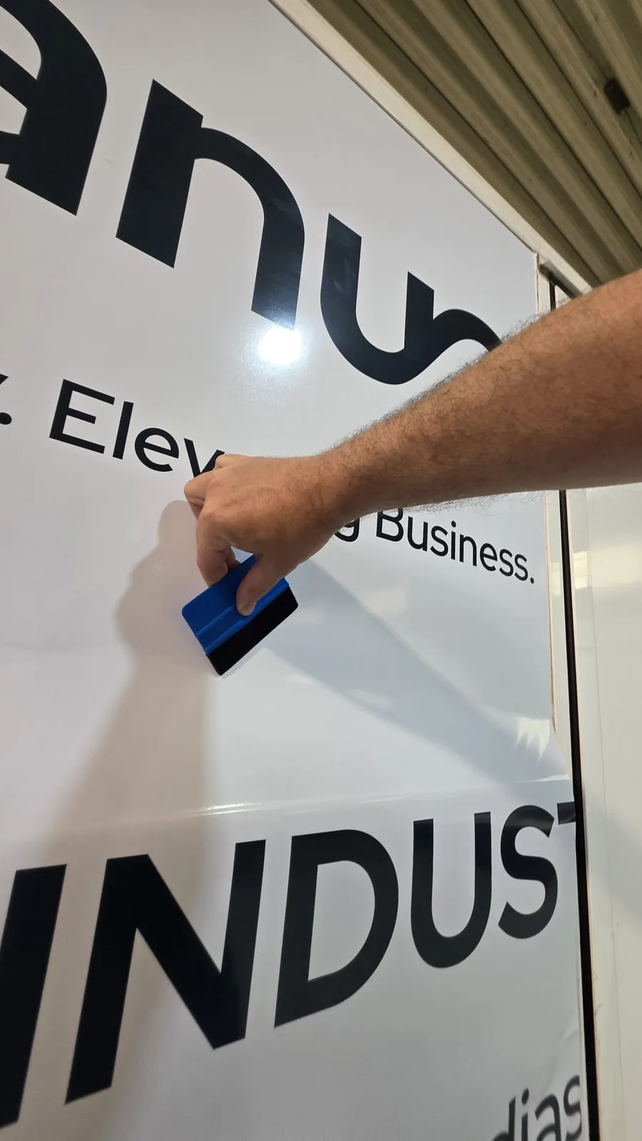 Aplicação do vinil com espátula — detalhe