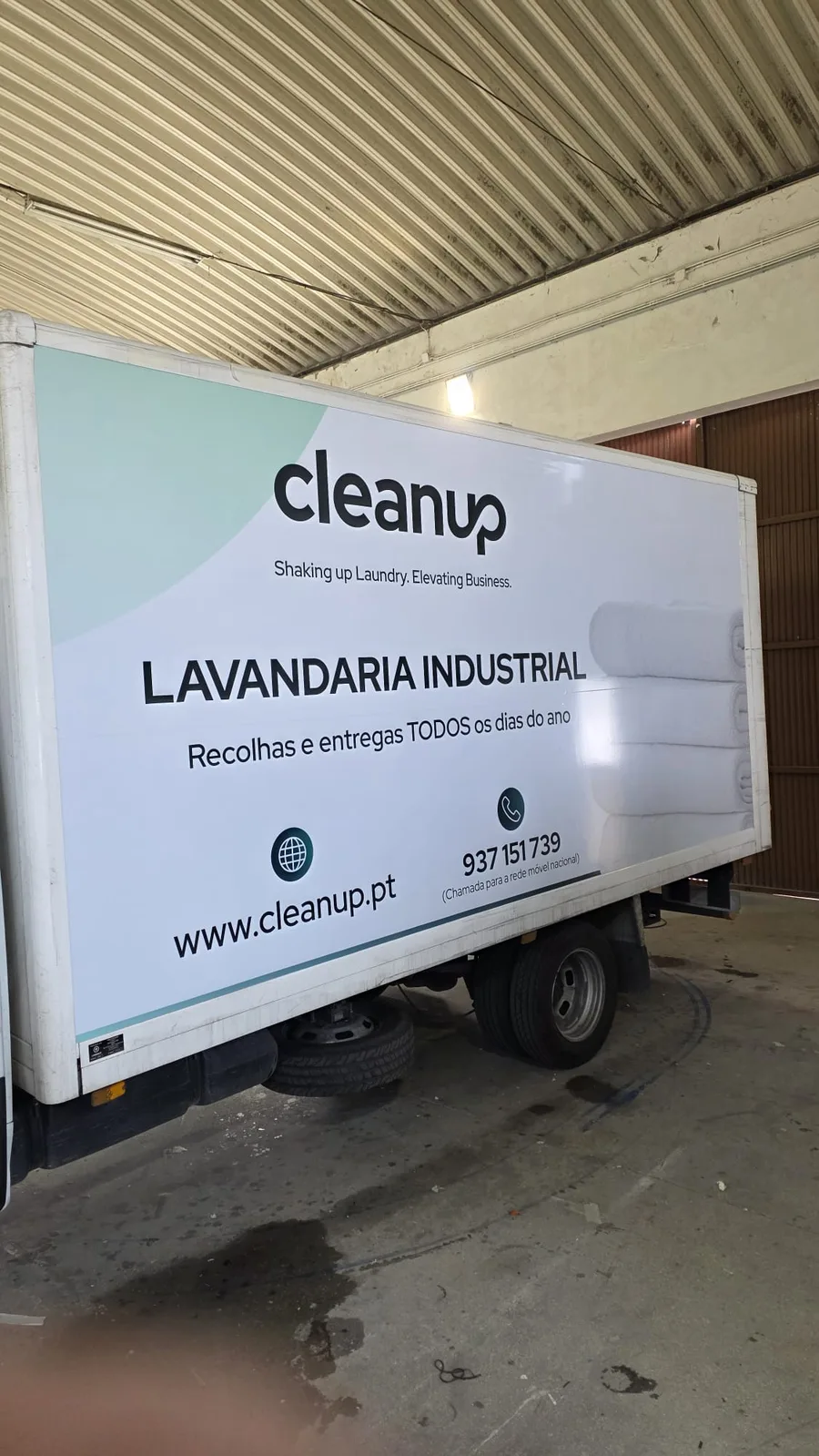 Camião Cleanup — painel traseiro resultado interior
