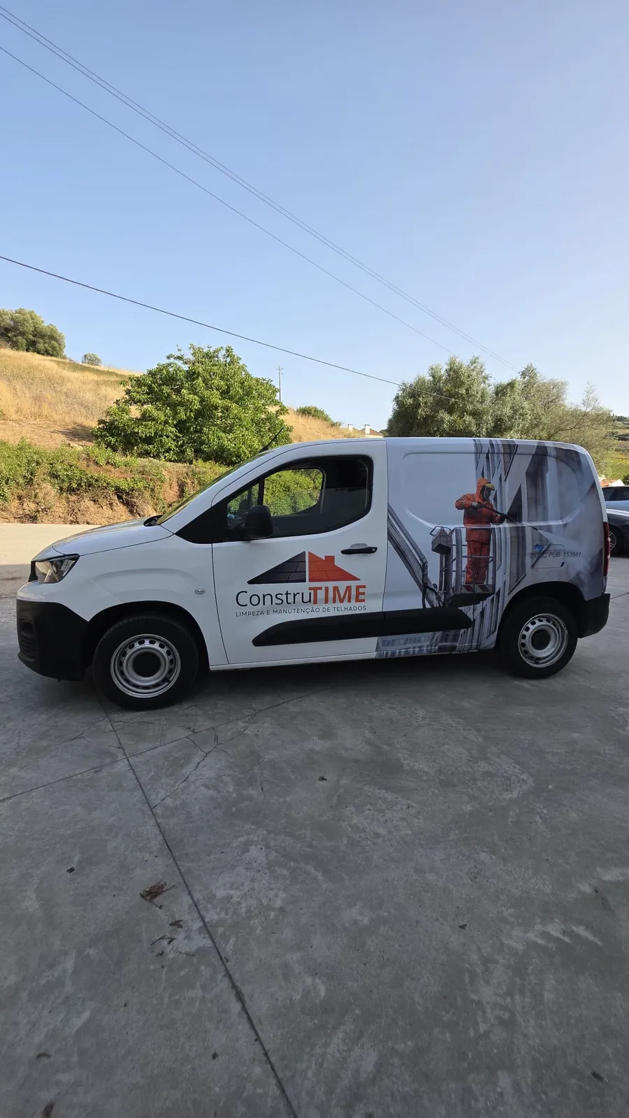 Carrinha ConstruTIME com fotografia do soft wash a limpar uma fachada