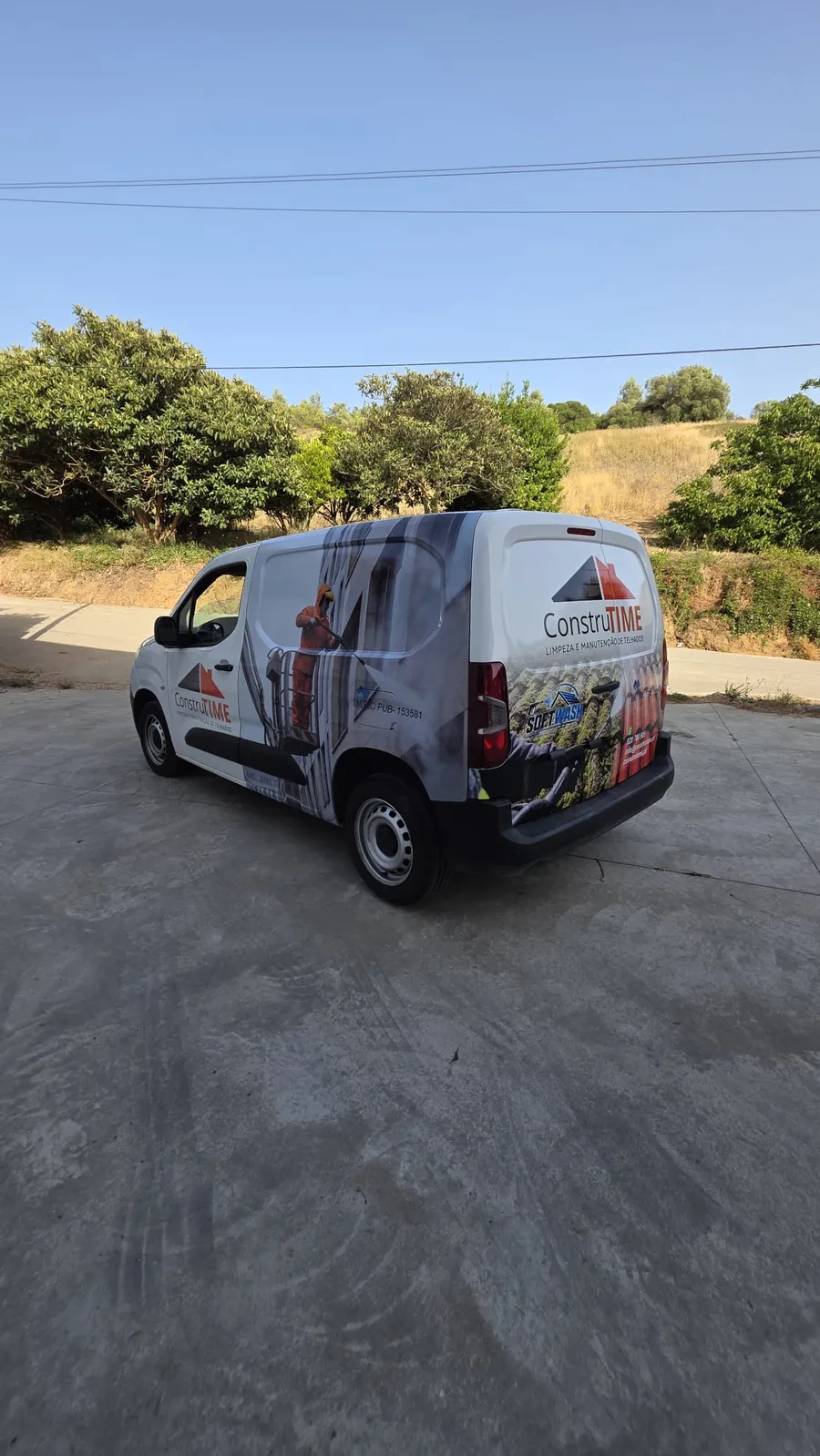 Traseira da carrinha ConstruTIME — soft wash e limpeza de telhado em detalhe