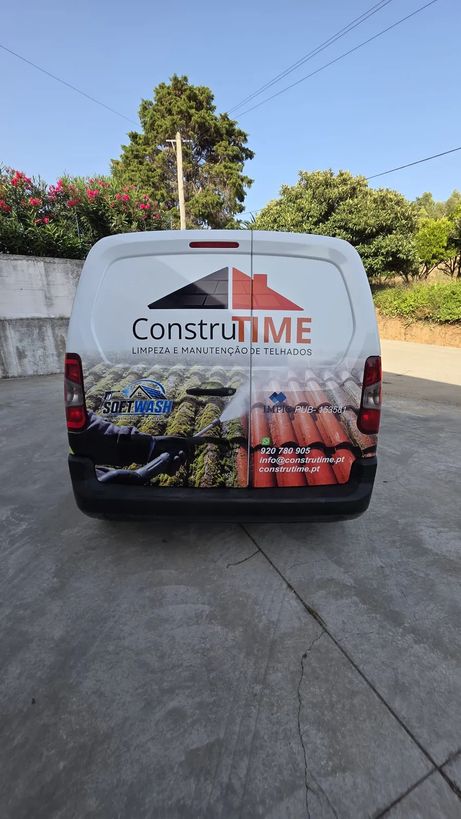 Carrinha ConstruTIME com fotografia de telhado limpo e molhado