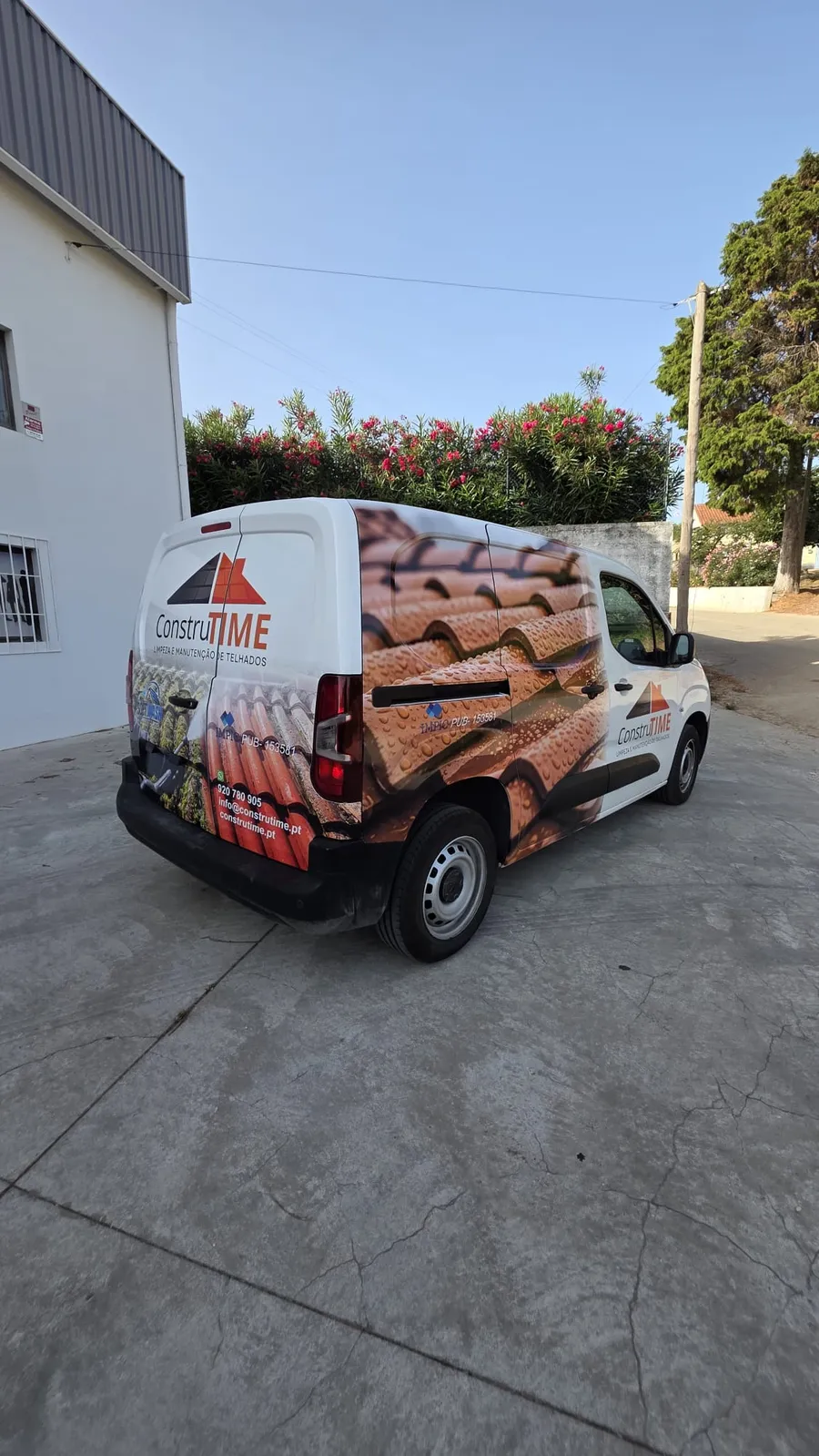 Carrinha ConstruTIME no terreno, ao fim da tarde