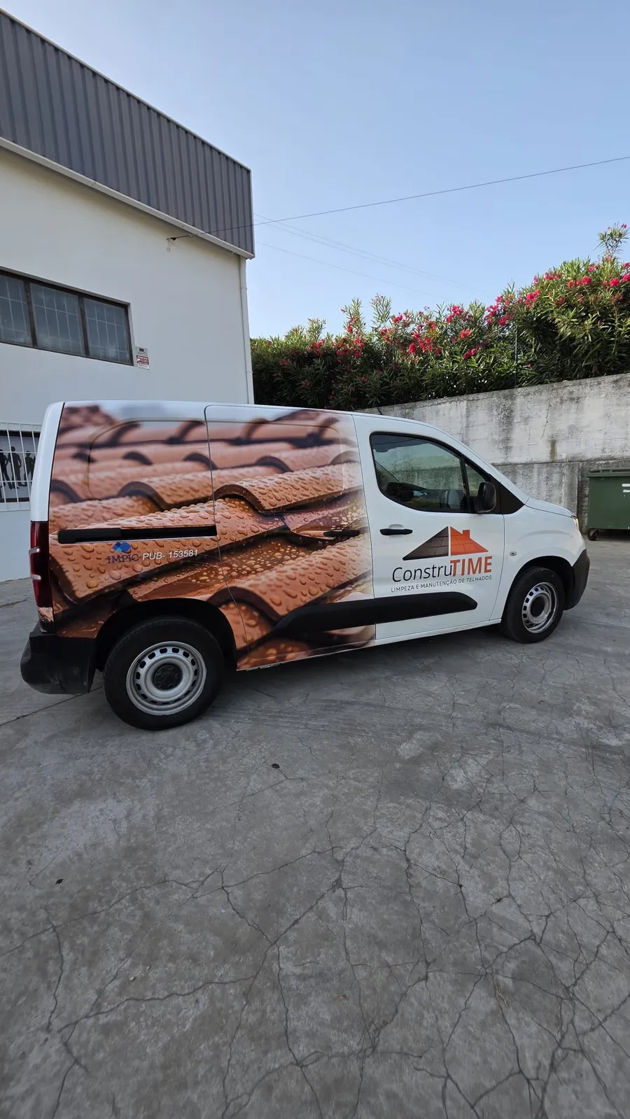 Lateral completa da carrinha ConstruTIME com a fotografia do telhado