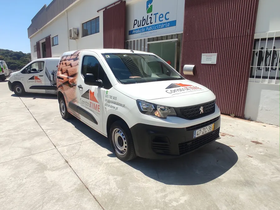 Carrinha ConstruTIME à porta da Publitec, pronta para o trabalho
