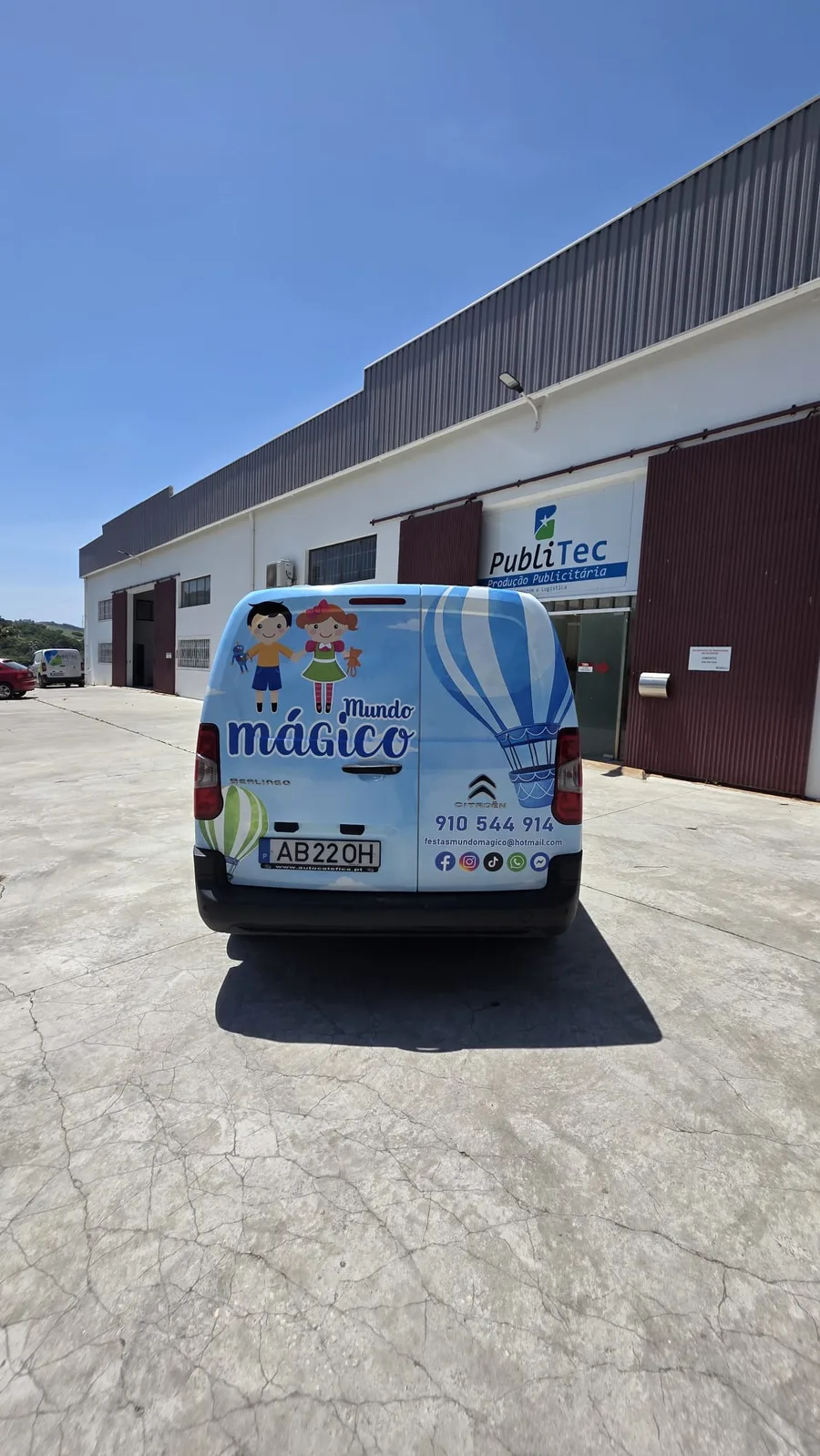 Traseira da viatura Mundo Mágico